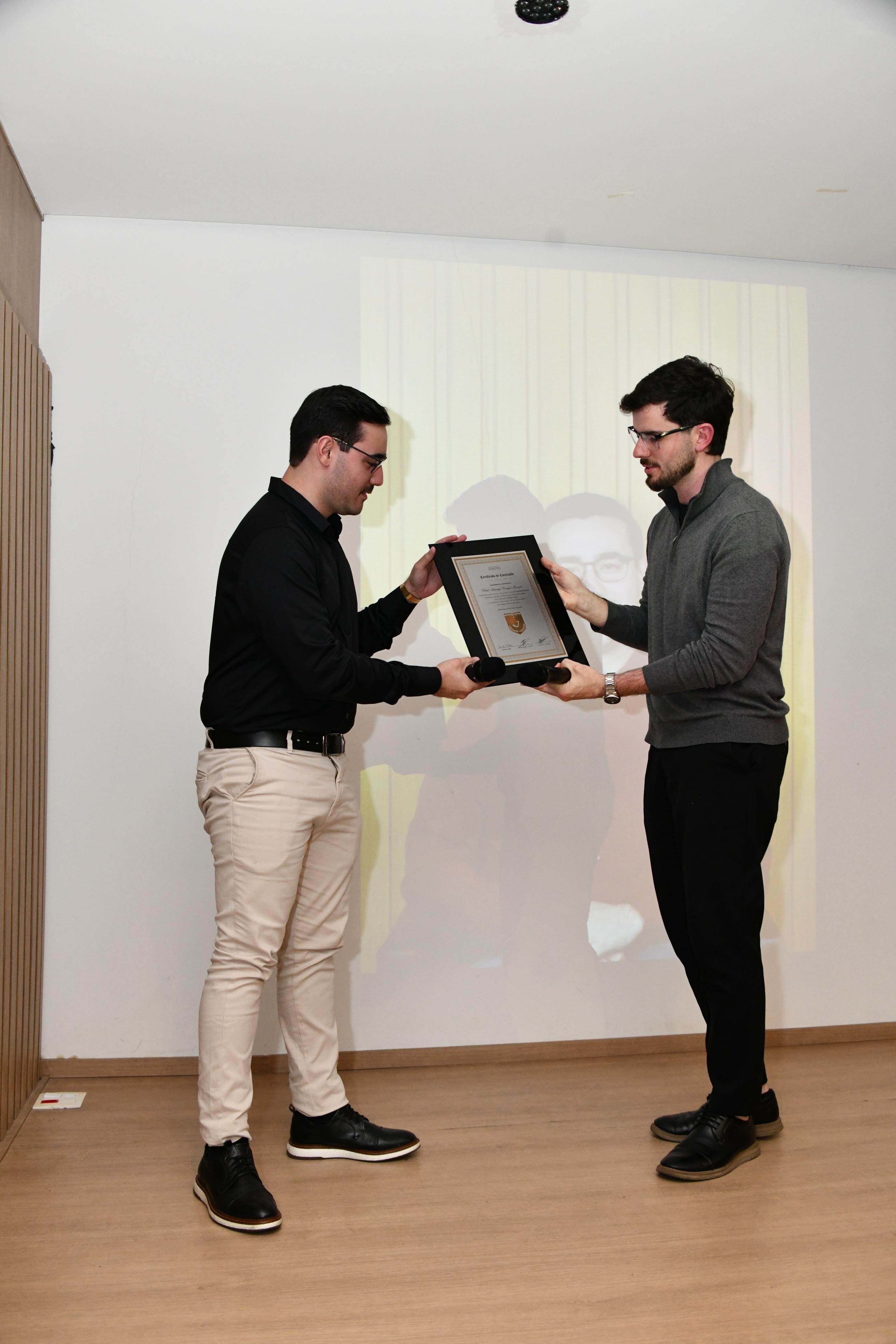 Dr. Paulo Ilonczai recebendo certificado de curso