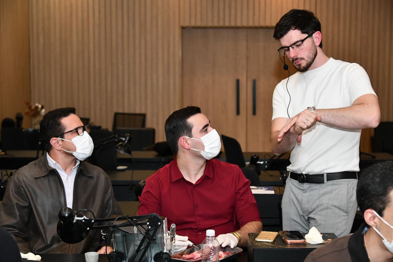 Dr. Paulo Ilonczai em treinamento prático de curso
