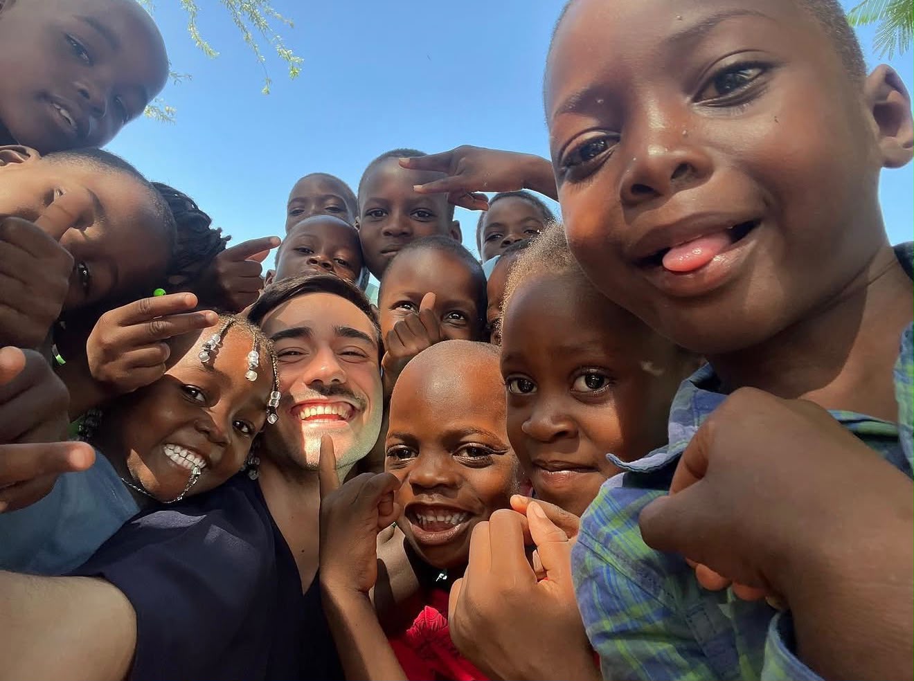 Dr. Paulo Ilonczai com crianças no projeto Haiti Sorria